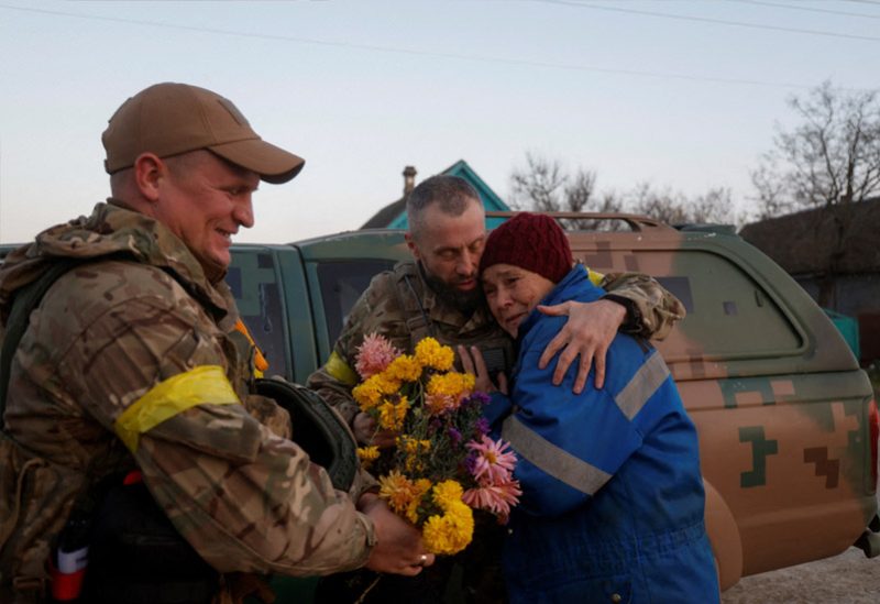 استقبال القوات الأوكرانية بالورود في خيرسون بعد الانسحاب الروسي