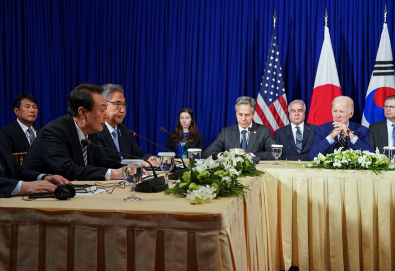 الرئيس الأمريكي جو بايدن يحضر اجتماعًا ثلاثيًا مع رئيس كوريا الجنوبية يون سوك يول ورئيس الوزراء الياباني فوميو كيشيدا في كمبوديا