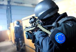 عناصر من شرطة الاتحاد الأوروبي
