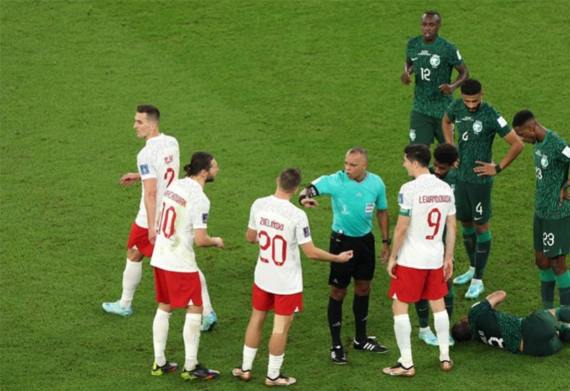 الحكم ويلتون بيريرا سامبايو خلال مباراة السعودية وبولندا