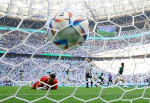 هدف اللاعب السعودي سالم الدوسري في مرمى الأرجنتيني إيميليانو مارتينيز