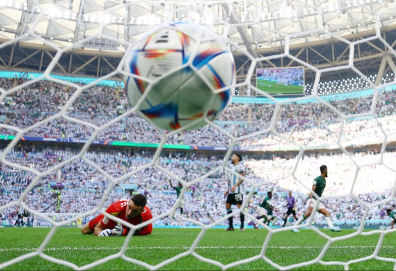 هدف اللاعب السعودي سالم الدوسري في مرمى الأرجنتيني إيميليانو مارتينيز