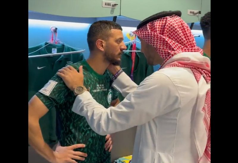 وزير الرياضة السعودي، الأمير عبد العزيز بن تركي الفيصل ولاعب المنتخب عبدالإله المالكي