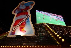 مقطع لسانتا كلوز بالقرب من الشاشة الكبيرة التي تعرض المباراة بين إسبانيا وألمانيا في هاجن. شموغين