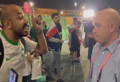 أحد مشجعي المنتخب السعودي خلال نقاش حاد مع مراسل إسرائيلي