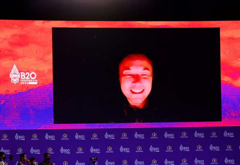 إيلون ماسك يظهر على الشاشة وهو يتحدث تقريبًا خلال قمة B20 قبل قمة قادة مجموعة العشرين