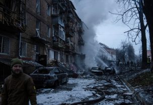 آثار الدمار في بلدة فيشهورود بالقرب من العاصمة الأوكرانية كييف