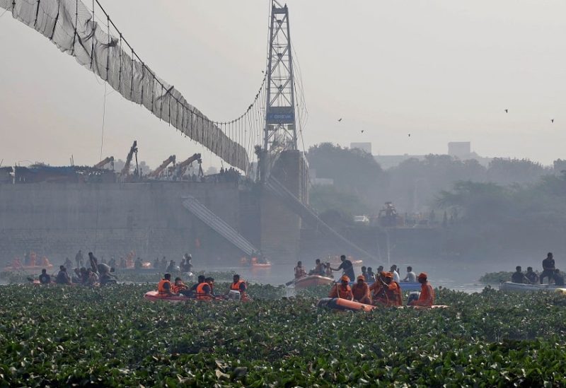 المسعفون يبحثون عن ناجين بعد انهيار الجسر في الهند (رويترز)