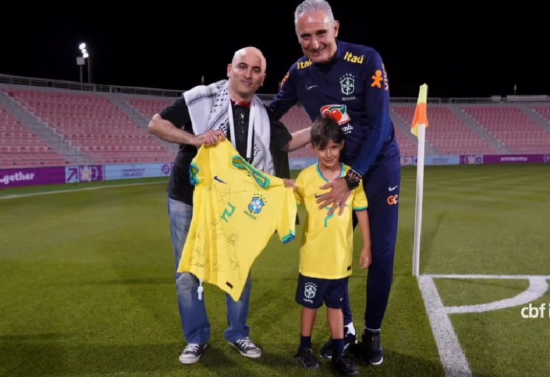 مدرب البرازيل يُكرم مشجعا عربيا