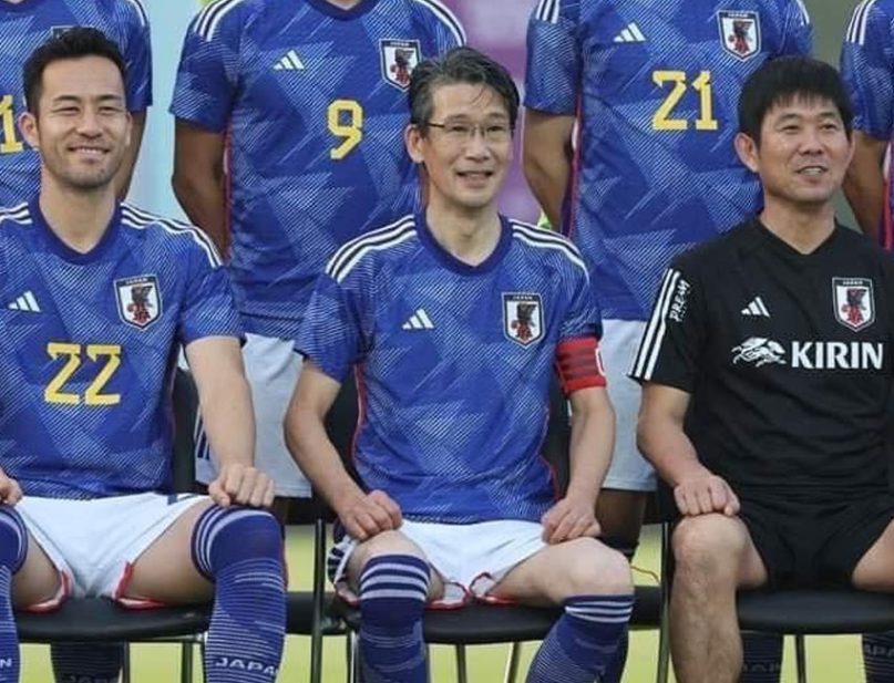 لاعبو المنتخب الياباني برفقة الطباخ