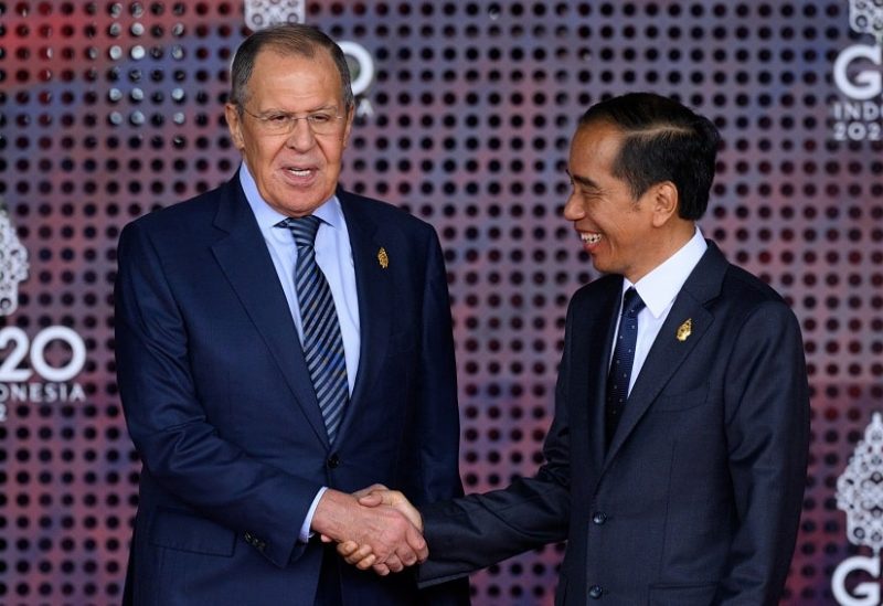 الرئيس الإندونيسي يصافح وزير خارجية روسيا "سيرغي لافروف" في افتتاح قمة مجموعة العشرين في إندونيسيا