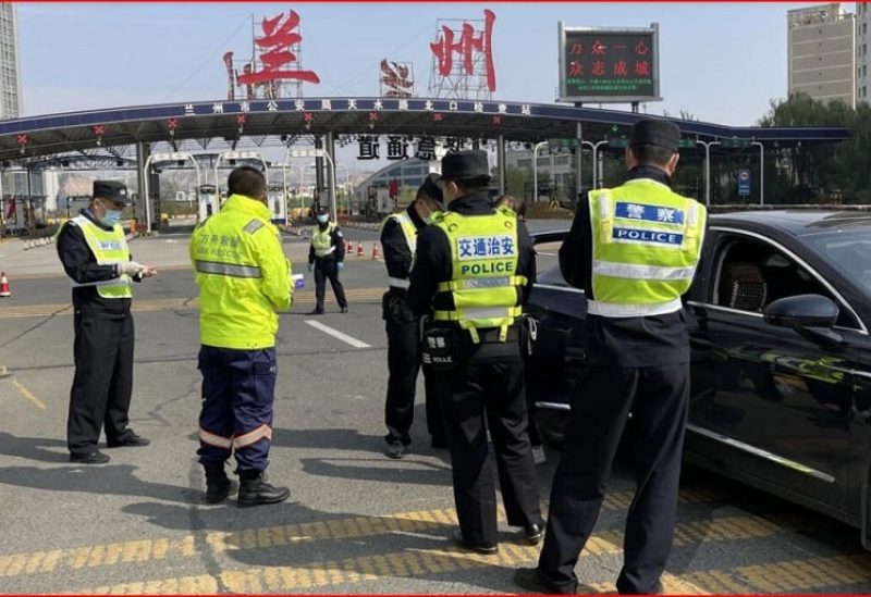 حاجز للشرطة في مدينة لانزهو الصينية