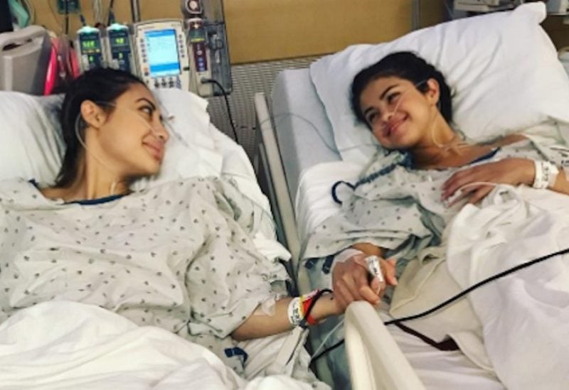 سيلينا غوميز وصديقتها فرانسيا في المستشفى خلال عملية زراعة الكلية