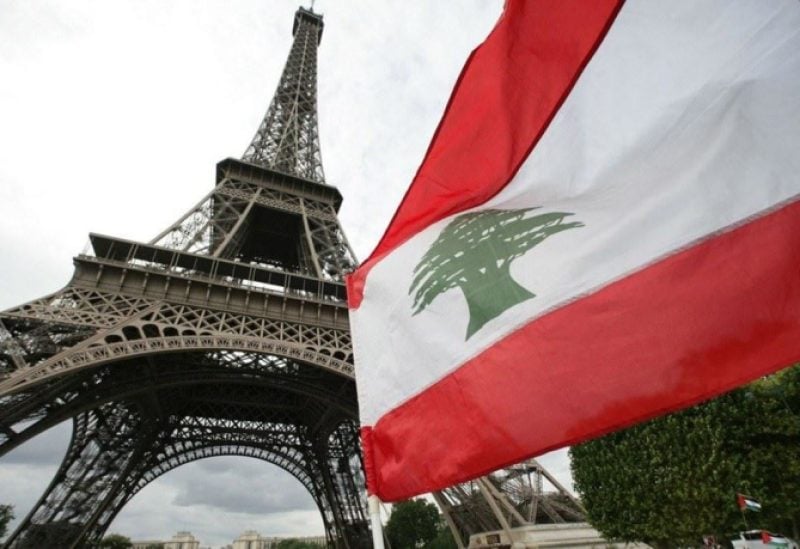 علم لبنان قرب برج إيفل في باريس