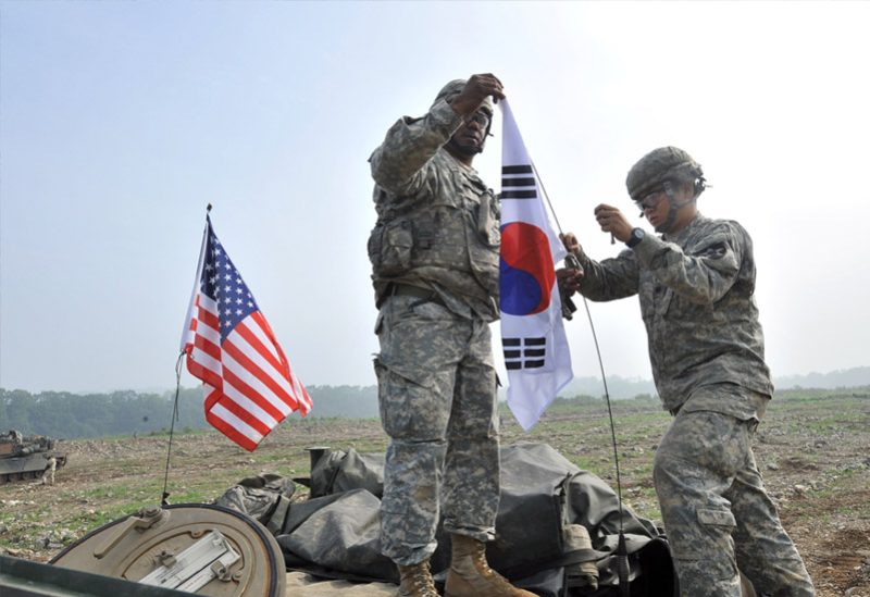 جنديان من الجيش الأمريكي والجيش الكوري الجنوبي