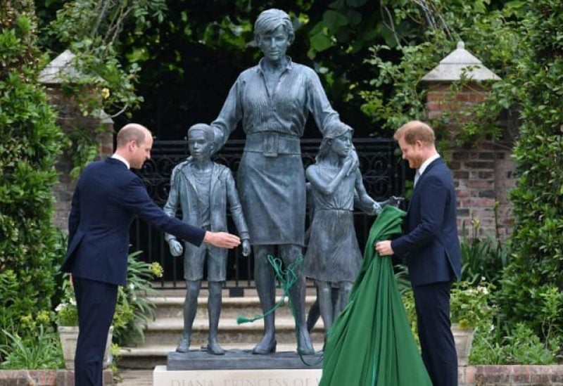 ويليام وهاري أمام تمثال الأميرة ديانا