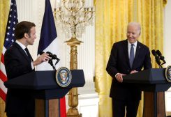 الرئيس الأمريكي جو بايدن ونظيره الفرنسي إيمانويل ماكرون