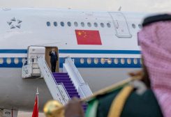 لحظة وصول الرئيس الصيني شي جين بينغ إلى المملكة العربية السعودية