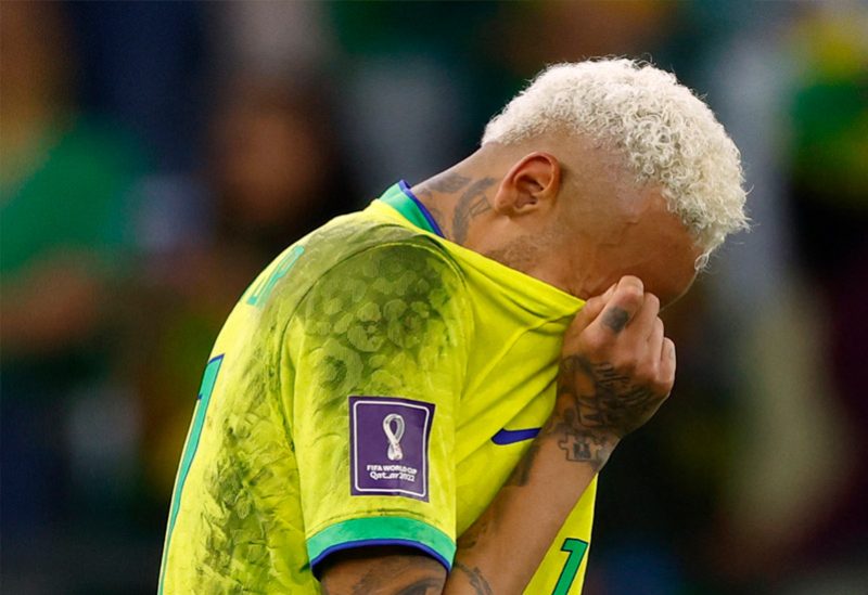 نجم المنتخب البرازيلي نيمار يبكي عقب الهزيمة أمام كرواتيا