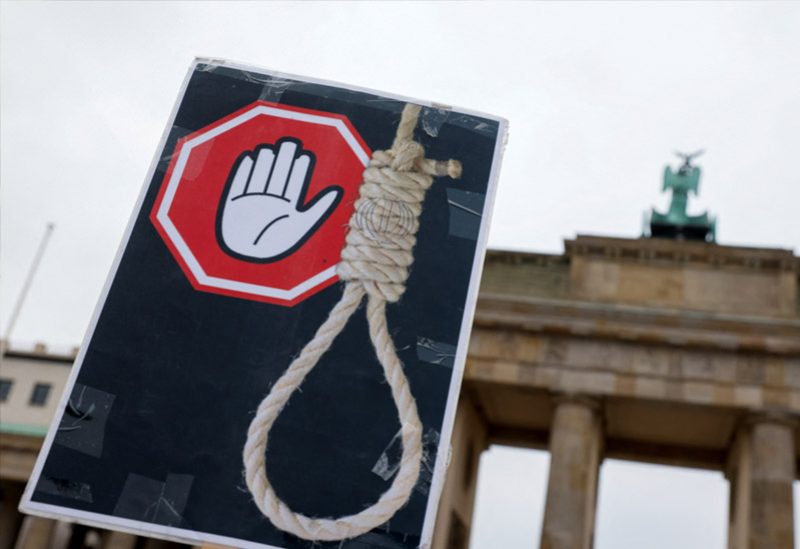 لافتة خلال احتجاجات في ألمانيا ضد النظام الإيراني