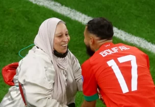 بوفال يحتفل مع والدته عقب الوصول إلى نصف النهائي