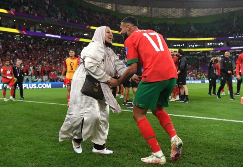لاعب المنتخب المغربي سفيان بوفال يحتفل مع والدته