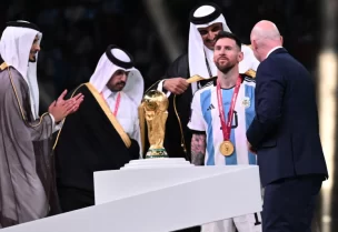 الشيخ تميم يُلبس ميسي "البشت"