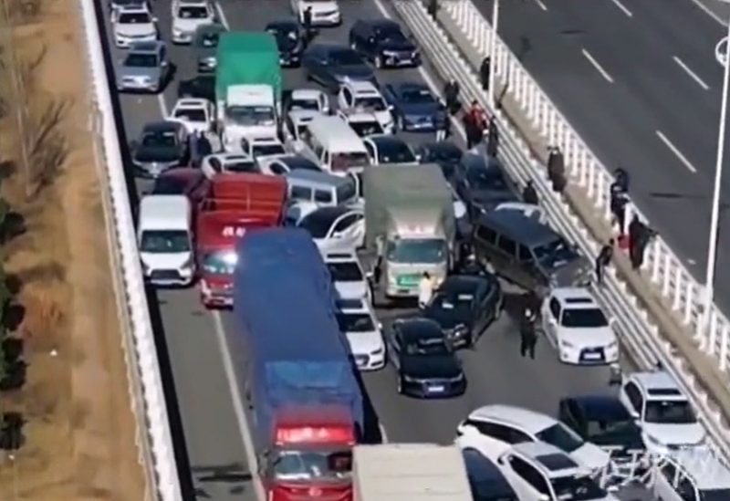 اصطدام 200 سيارة في حادث مروري صادم في الصين