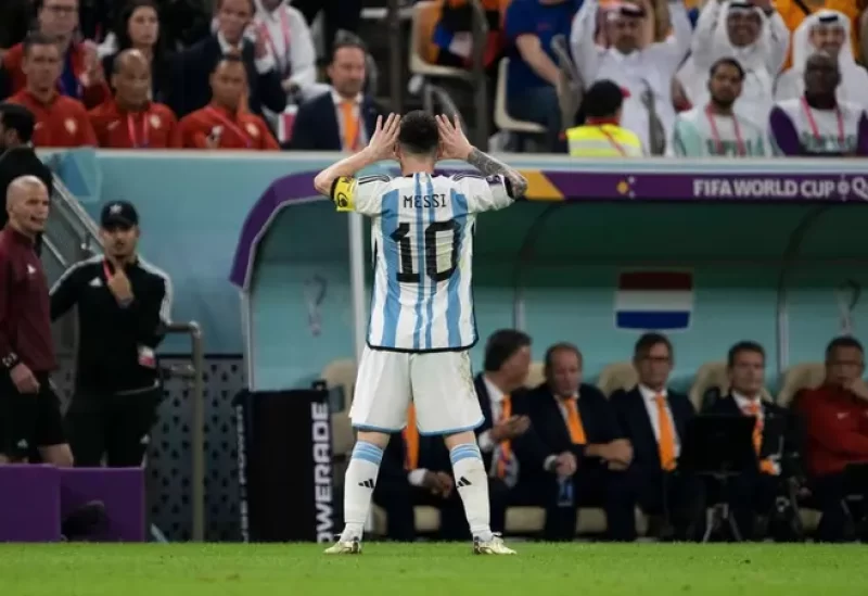 ميسي يحتفل أمام فان غال