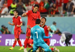 فرحة لاعبي منتخب كوريا الجنوبية بعد فوزهم على البرتغال