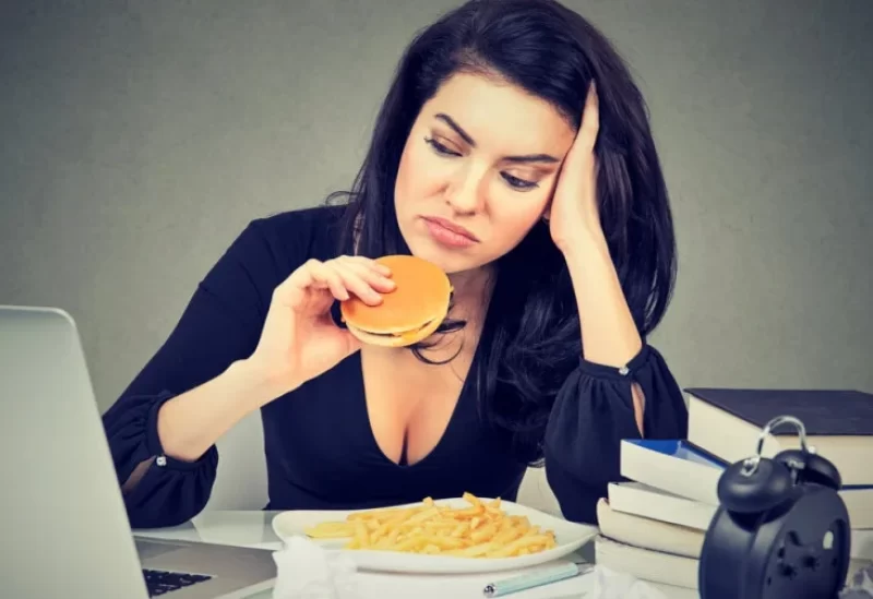 هناك أطعمة تزيد الاكتئاب