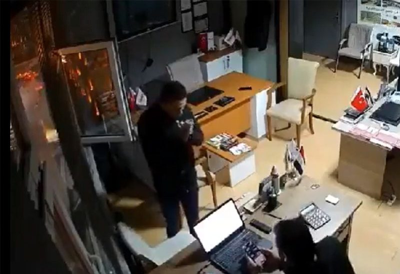 قبيل إقدام الشاب محمد السيد على القفز من النافذة