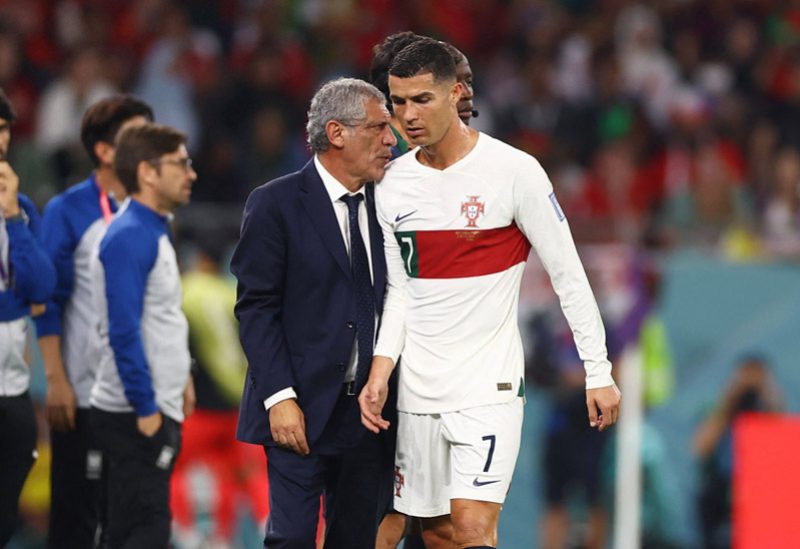 البرتغالي كريستيانو رونالدو مع المدرب فرناندو سانتوس بعد استبداله
