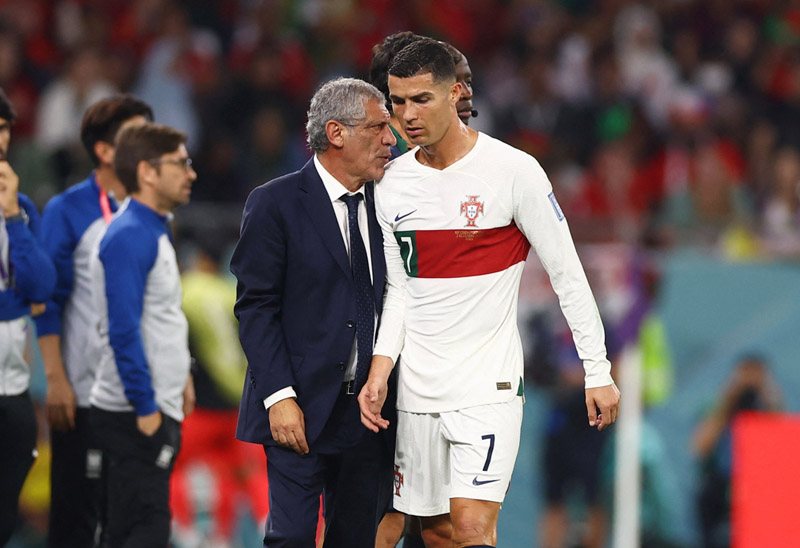 البرتغالي كريستيانو رونالدو مع المدرب فرناندو سانتوس بعد استبداله