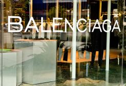 علامة "بالنسياغا" (Balenciaga) الفرنسية