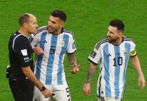 الحكم الإسباني ماتيو لاهوز خلال إداراته مباراة الارجنتين وهولندا