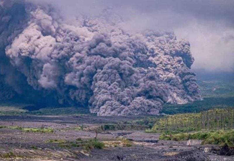 ثوران بركان سيميرو في جزيرة جاوة بإندونيسيا