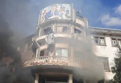 تمزيق صورة رئيس النظام السوري بشار الاسد في مبنى محافظة السويداء