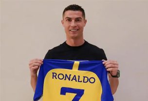 كريستيانو رونالدو مع قميص نادي النصر
