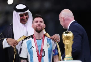 ميسي بالزي الخليجي "البشت"