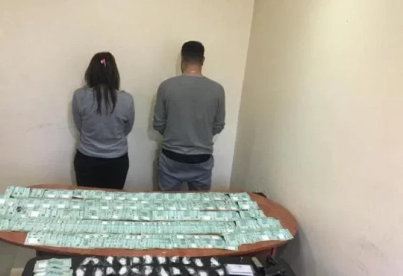 يروّج المخدّرات برفقة فتاة