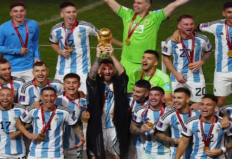 ليونيل ميسي يرفع كأس العالم