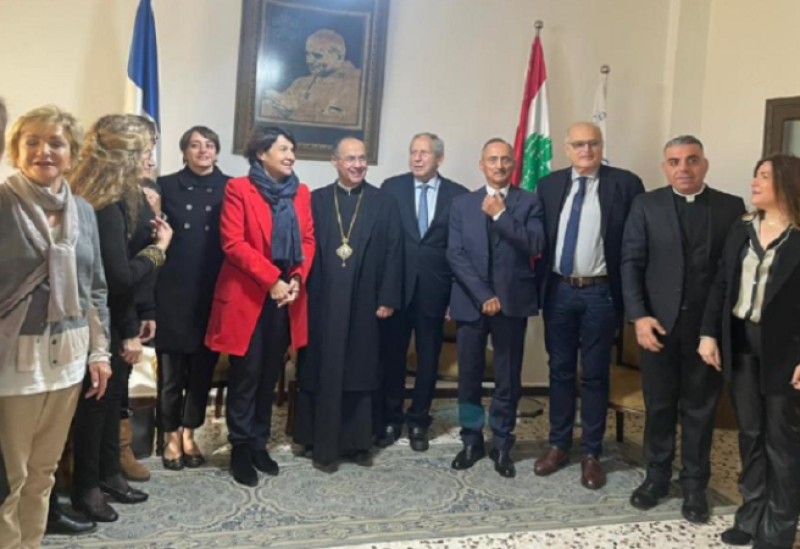 السفيرة الفرنسية آن غريو خلال زيارتها إلى مدرسة "ليسيه سان نيقولا"