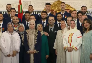 الملك محمد السادس مع لاعبي المنتخب المغربي وأمهاتهم