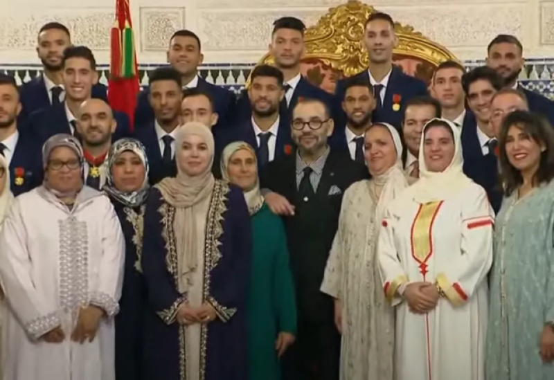 الملك محمد السادس مع لاعبي المنتخب المغربي وأمهاتهم