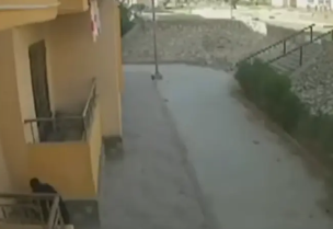 وضعت طفل شقيقتها في مدخل أحد العقارات