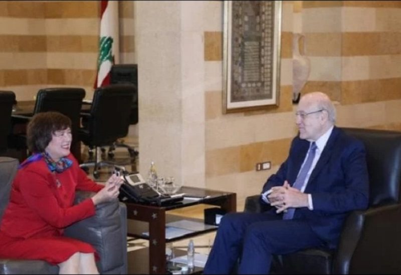 رئيس الحكومة نجيب ميقاتي مع المنسقة الخاصة للأمم المتحدة في لبنان يوانا فرونتسكا