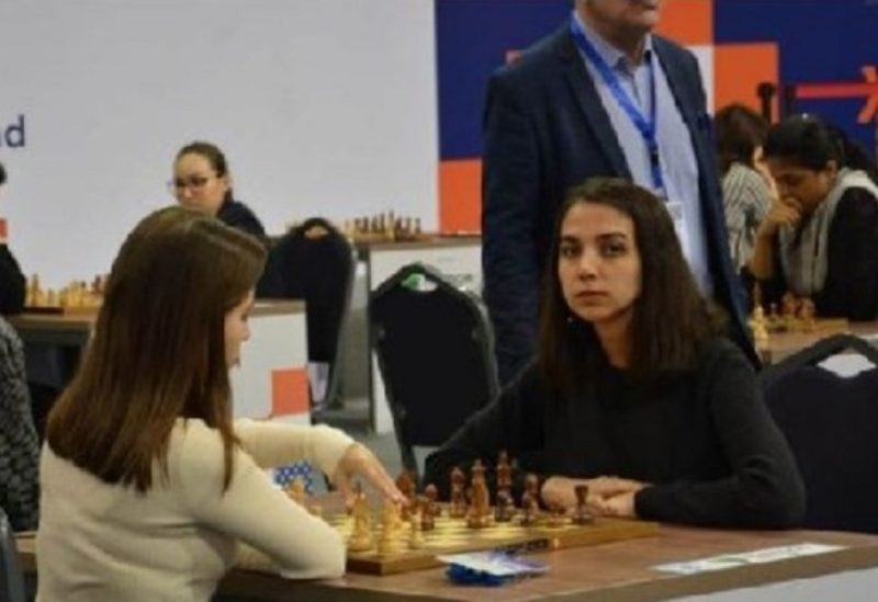 لاعبة الشطرنج الإيرانية سارة خادم الشريعة