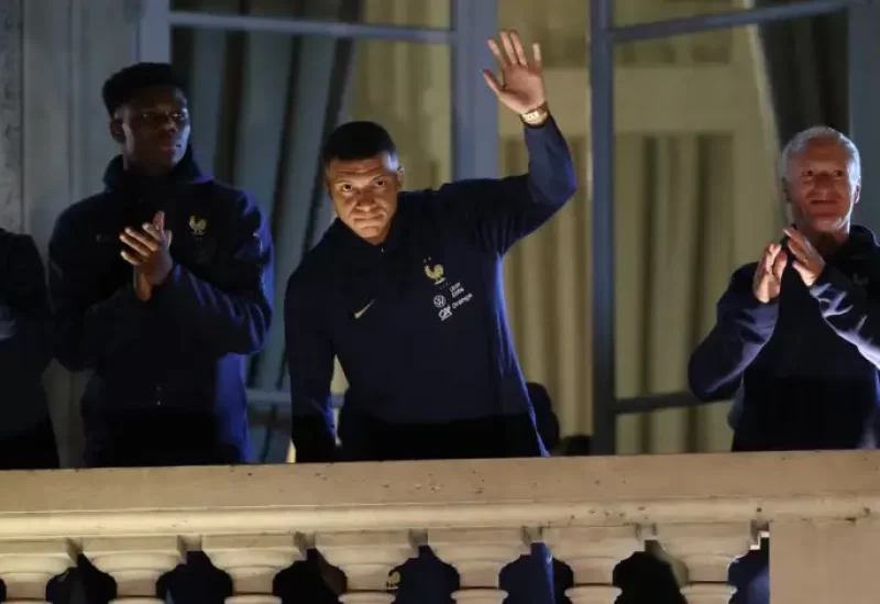 مدرب فرنسا ديدييه ديشان واللاعب كيليان مبابي