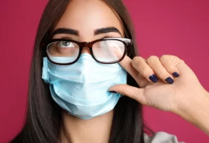 معاناة أصحاب النظارات من الضباب